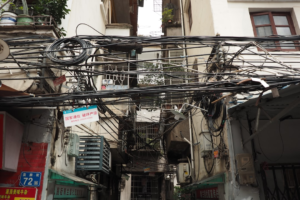 A bunch of wires and wires hanging from a building